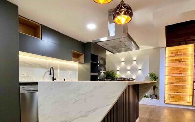 Guía rápida para instalar adecuadamente las lámparas sobre la barra de tu cocina (con consejos de diseño profesional)